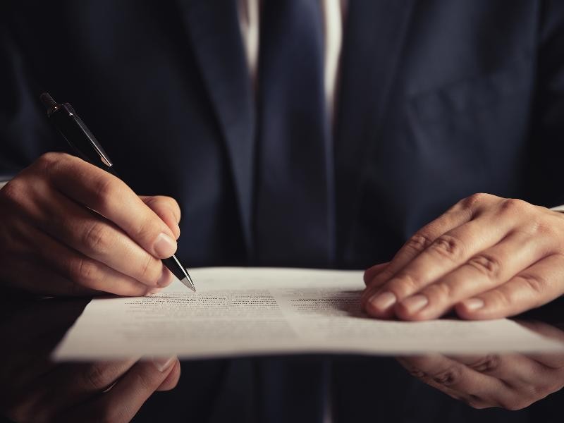 Como escolher um bom advogado criminalista? 8 critérios que você precisa analisar